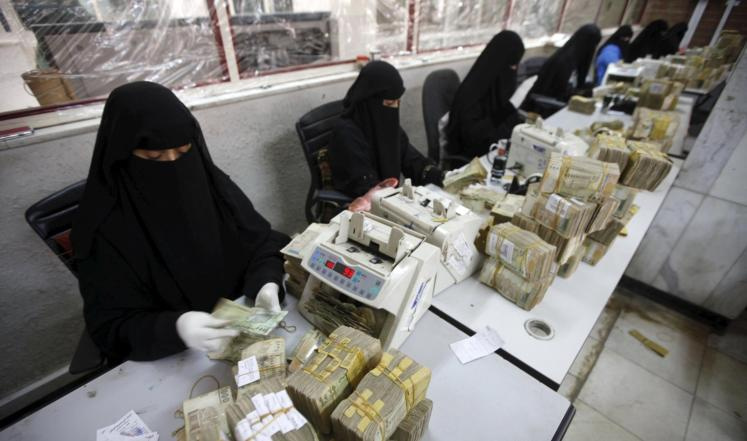 الدولار يتراجع أمام الريال اليمني إلى ادنى مستويات له منذ ثلاثة اشهر