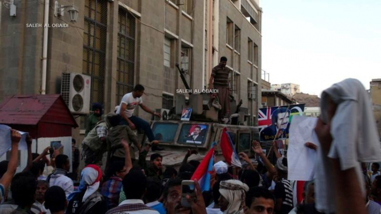 مدرعات الجيش اليمني في قبضة الحراك بعدن 