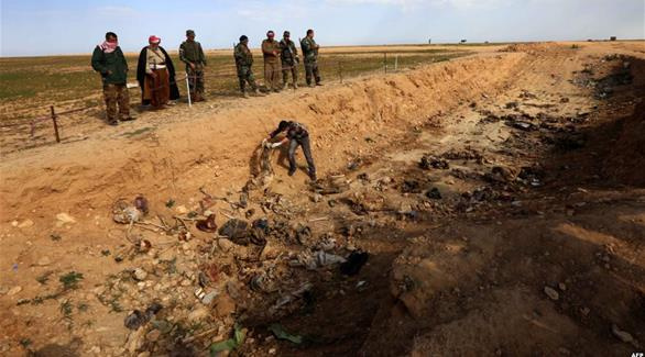 العثور على مقبرتين تضمان عشرات الجثث لأشخاص أعدمهم داعش غرب الموصل