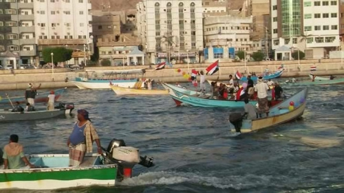 خور المكلا يشهد عرضاً بحرياً احتفالاً بالذكرى الأولى لإعلان عدن التاريخي وتأسيس المجلس الانتقالي 