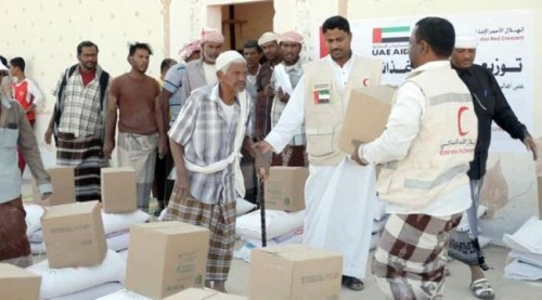 الهلال الأحمر الإماراتي يوزع آلاف السلال الغذائية لأهالي تريم بوادي حضرموت