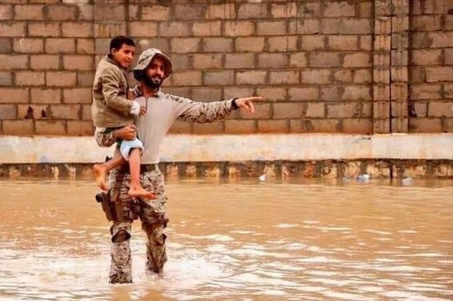 شاهد بالصور..كيف هب جنود سعوديين وإماراتيين لمساعدة أهالي المهرة المتضررين من عاصفة "لبان" ؟