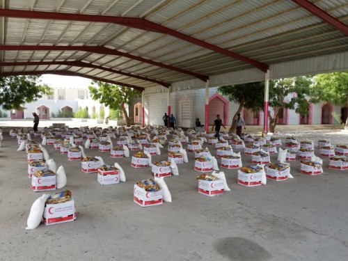 "الهلال الأحمر" الإماراتي يوزع سلل غذائية لسكان منطقة القاهرة بمنصورة عدن 