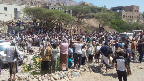 في موكب جنائزي مهيب..ردفان تشيع الشهيد فضل صائل ومرافقيه (صور)