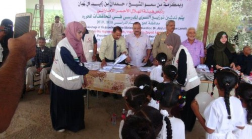 محافظ لحج يدشن توزيع الزي المدرسي المقدم من الهلال الأحمر الإماراتي