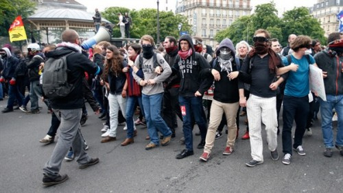 احتجاجات تشعل فرنسا.. وسقوط قتيلة وعشرات المصابين