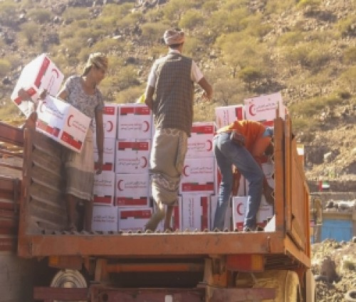 الهلال الأحمر الإماراتي يسير قافلة مساعدات إغاثية لـ1000 أسرة في مديرية جحاف بالضالع