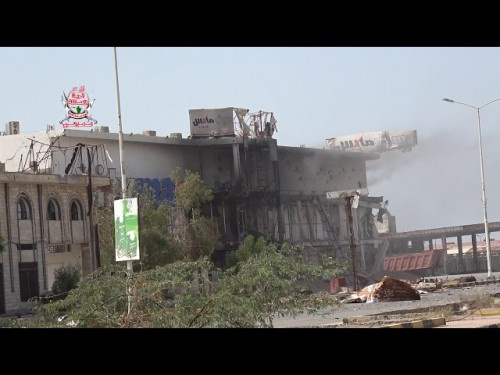 شاهد بـ(الفيديو).. مليشيات الحوثي تقصف بالمدفعية مركز سيتي ماكس التجاري في مدينة الحديدة
