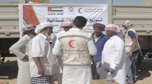 الهلال الإماراتي يقدم مساعدات غذائية على أهالي مديرية ثمود بصحراء #حضـرموت