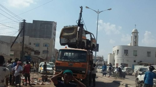 عدن.. قوات الطوارئ تنفذ حملة لرفع السيارات المتهالكة من الشارع الرئيسي لمدينة الممدارة