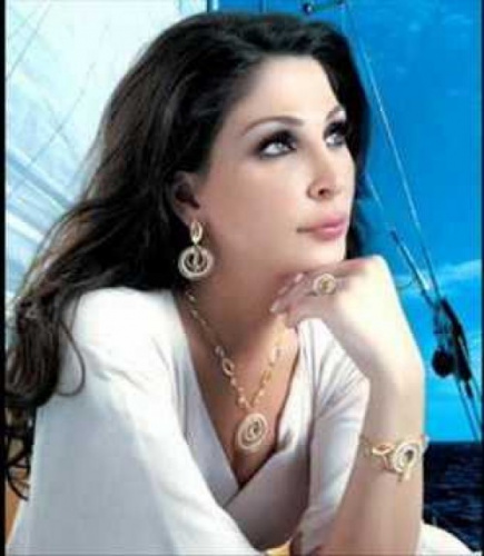 المغنية اللبنانية إليسا تهاجم رئيس البلاد وحزب الله بحدّة