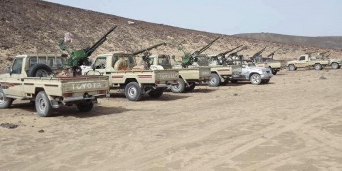 قبائل حجور تسيطر على معسكر حوثي بكامل عتاده