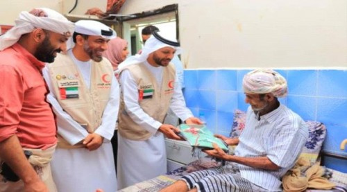 الهلال الإماراتي يقدم مساعدات إنسانية لدار العجزة والمسنين بعدن
