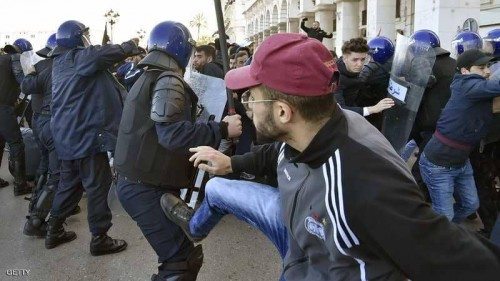 صدامات بين الشرطة الجزائرية ومتظاهرين قرب مقر بوتفليقة