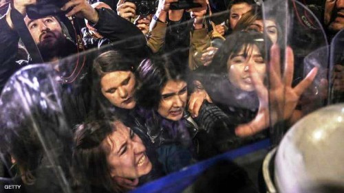 في يوم المرأة.. الشرطة التركية تهاجم النساء بالغاز والعنف