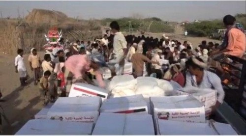 الهلال الإماراتي يوزع 250 سلة غذائية على نازحي الدريهمي مقدمة من البحرين