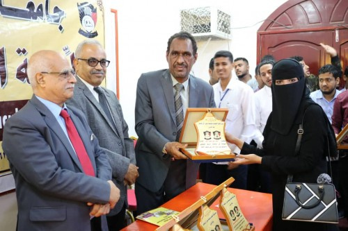 كلية اللغات تكرم طلابها المشاركين بأسبوع الطالب الجامعي بدروع التميز
