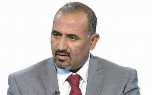 الرئيس الزُبيدي يُعزي العميد همشري في وفاة شقيقه