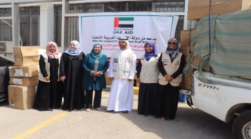 الهلال الأحمر الإماراتي يقدم مواد طبية لكلية التمريض بجامعة عدن