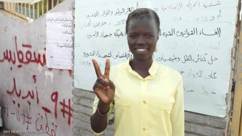 ملكة جمال سودانية "تصنع التغيير" في اعتصام القيادة