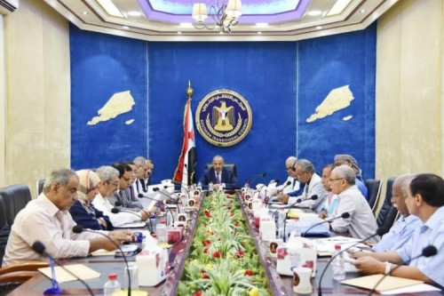 الرئيس الزُبيدي يترأس اجتماعاً لرؤساء القيادات المحلية للمجلس الانتقالي في المحافظات