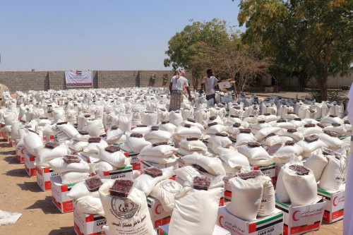 الإمارات تبدأ حملة توزيع 100 ألف سلة غذائية لأسر الشهداء والنازحين والفقراء في #اليـمن
