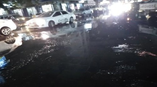 عدن.. شارع القصر بالمنصورة يغرق بطفح المجاري ومطالبات بإنهاء الأزمة