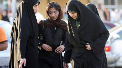 الحرس الثوري الإيراني يعتقل عارضات أزياء على الإنترنت