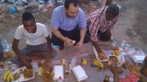 لجنة الإغاثة والأعمال الإنسانية تُقيم مأدبة إفطار لعمال الصرف الصحي ب#العاصمة_عدن