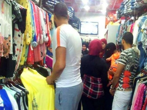 وسط غياب تام للرقابة.. ارتفاع جنوني للأسعار يحرم الأطفال من ملابس العيد ب#العاصمة_عـدن 