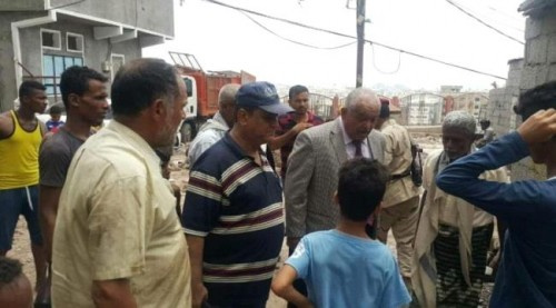 الوالي يتفقد أعمال رفع المخلفات والأضرار التي خلفتها الأمطار بالمعلا