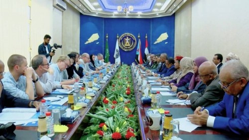 الرئيس الزُبيدي يلتقي فريق الباحثين الأمريكيين برئاسة السفير الأسبق جيرالد فايرستاين