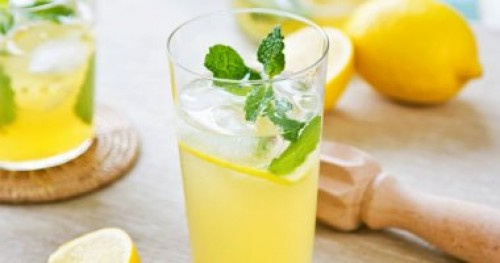 مش بس بيمنع الإمساك.. فوائد صحية لعصير الليمون  ‌