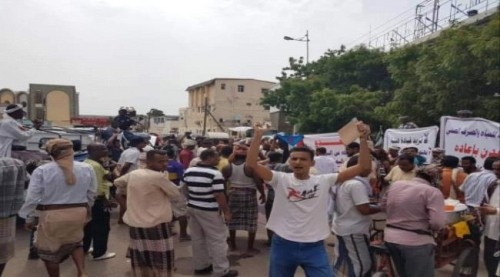 عمال مؤسسة المياه بـ#العاصمة_عدن ينفذون وقفة احتجاجية تطالب برحيل المدير الإخواني