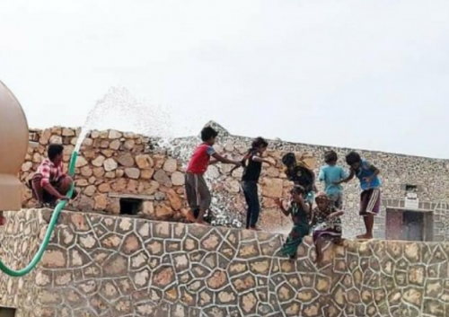 إمارات الخير توفر مياه شرب صالحة للمواطنين في سقطرى