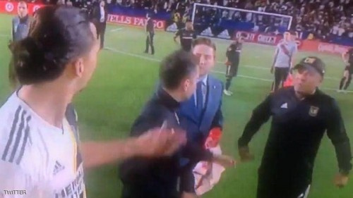 "شتائم نابية" من إبراهيموفيتش لمدرب مصري