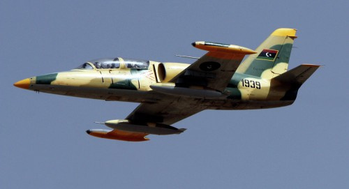 طائرة عسكرية ليبية تتجاوز الحدود وتهبط في مدينة تونسية