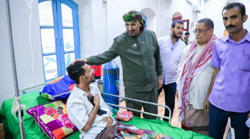الرئيس الزُبيدي يتفقد أحوال جرحى القوات الجنوبية ومنتسبي الألوية الرئاسية بمستشفى باصهيب