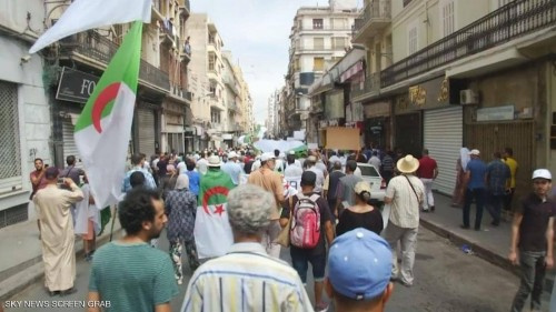 المجتمع المدني الجزائري يندد بالتآمر القطري ويحذر من إعلامه