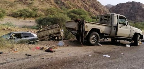 بعد محاولتهم الفرار باتجاه #شبوة .. المقاومة الجنوبية بالمحفد تهاجم القوات الشمالية الغازية وتسيطر على 3 اطقم عسكرية وتأسر أفرادها