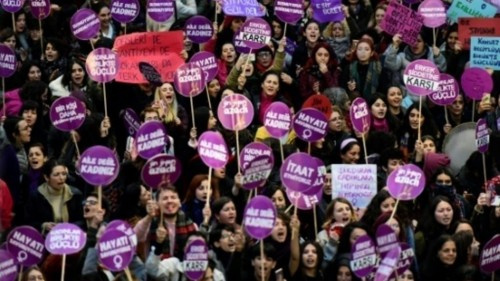 تركيا: دعوات لوقف نزيف قتل النساء والحكومة تقترح "حل" الإعدام