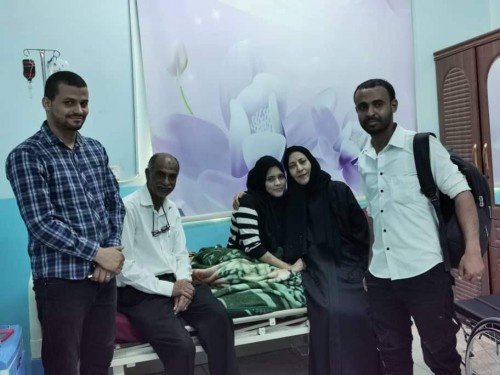 قيادات في انتقالي #العاصمة_عدن تطمئن على صحة الجريحة ريام محمد عوض