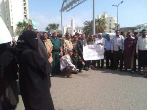  وقفة احتجاجية لمنتسبي الأمن بـ#العاصمة_عدن للمطالبة بصرف مرتباتهم