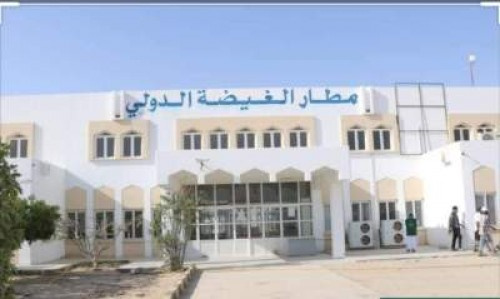 بعد تعطل قاربهم في عرض البحر وانقاذهم.. التحالف ينقل 108مسافرا من أبناء سقطرى جواً من الغيضة إلى حديبو