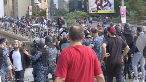 أنصار حزب الله وحركة أمل يقتحمون اعتصام جسر الرينغ في بيروت