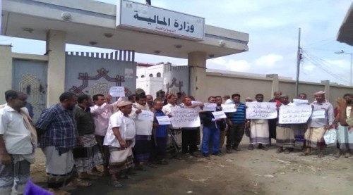 معلمو المحافظات المحررة ينظمون وقفة احتجاجية للمطالبة بحقوقهم المشروعة والقانونية