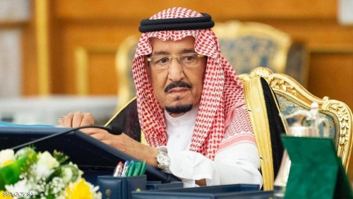 الملك سلمان يعزي ترامب بعد مقتل أميركيين على يد طالب سعودي