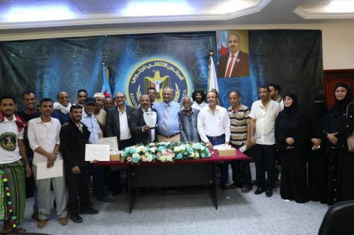 مساعد الأمين العام يكرم الملتقى الجنوبي للفنون