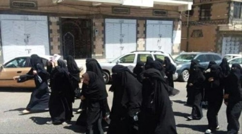 مليشيا الحوثي تداهم محلات بيع البالطوهات النسائية وتصادر وتتلف بعض موديلاتها