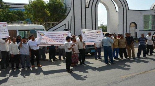 وقفة احتجاجية لعمال وموظفي شركة النفط امام محكمة استئناف عدن
